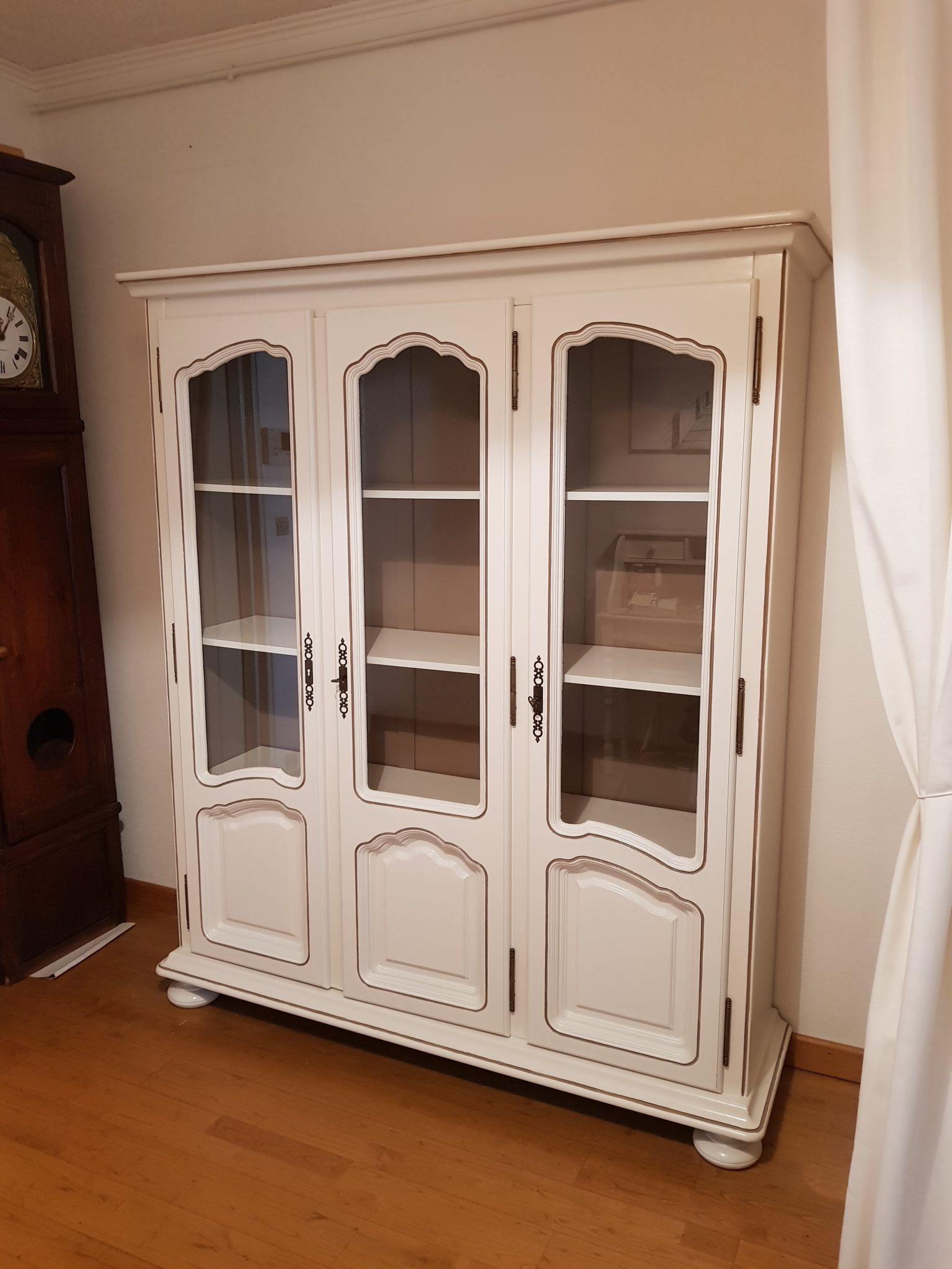 Meuble vitrine relooké sur Saint Nazaire - Karine Meteyer Décoratrice d ...